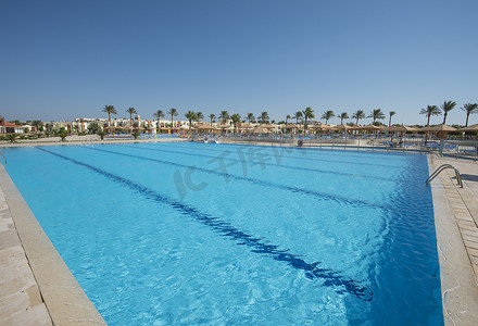 豪华热带酒店度假村的大型运动游泳池