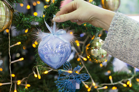 色彩缤纷的装饰和球第一个圣诞节在冷杉的树枝上