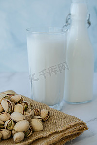 像素风开心果摄影照片_用于膳食营养的开心果无乳糖牛奶。