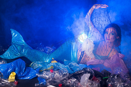 海洋塑料垃圾污染摄影照片_海洋塑料污染概念。