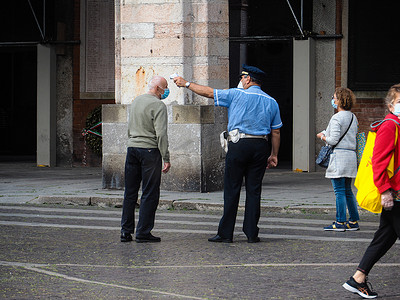 打击警察摄影照片_加强对街头食品市场的控制 警察测试 r