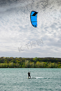湖上放风筝