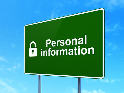 隐私概念：个人信息和路标背景上的闭合挂锁