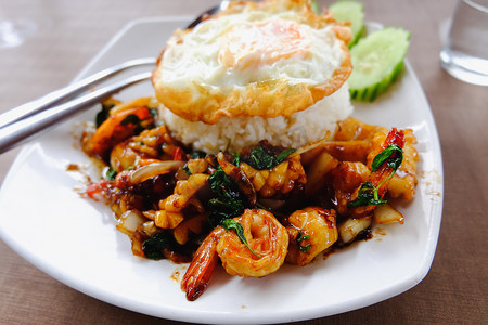 做饭食材摄影照片_泰国辣味食物罗勒虾炒饭食谱 (Krapao Goong)