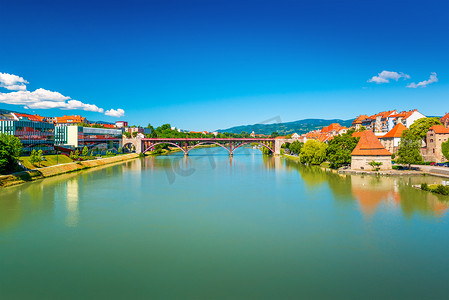 斯洛文尼亚第二大城市马里博尔的德拉瓦河和老桥景观