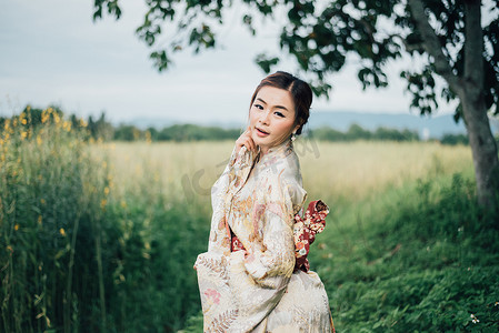 花美花艺摄影照片_穿着日式浴衣的可爱女孩