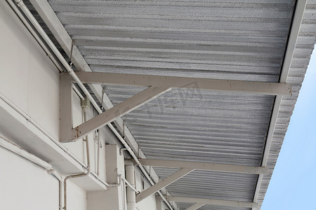 屋顶下绝缘纤维电阻板，安装铝箔板，阁楼绝缘，银金属，箔板，隔热材料纹理反射太阳辐射保护室内热量