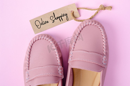带有在线购物标签的漂亮粉红色女鞋。