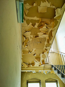 向上看旧废弃医院楼梯下天花板的 peeleng 画