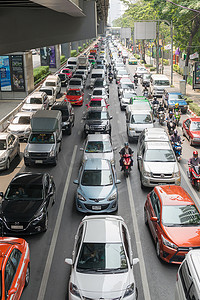 汽车和摩托车在十字路口与红绿灯