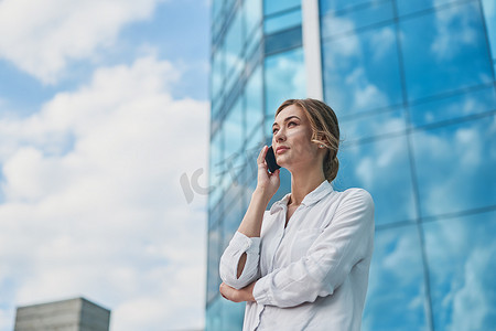 女商人成功的女人商务人士站在户外公司大楼外。