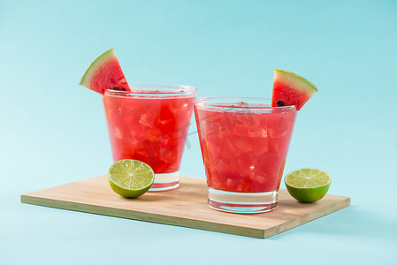 夏季西瓜片西瓜杯中的西瓜饮料