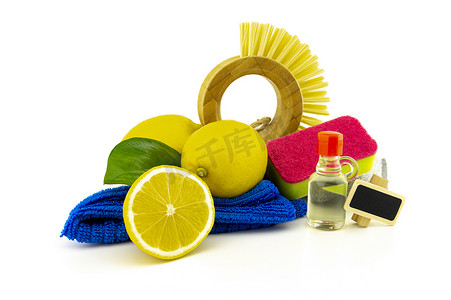 家庭清洁工具和柠檬