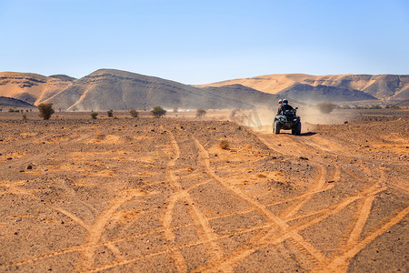 游客在摩洛哥沙漠驾驶四轮摩托