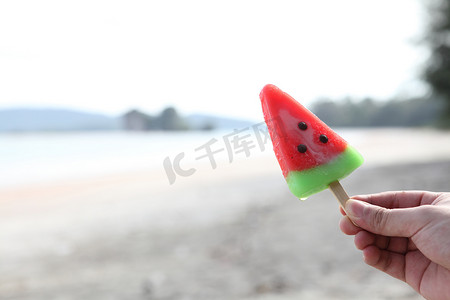 吃西瓜场景摄影照片_海滩场景中的西瓜冰淇淋