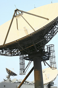 电视台顶上的卫星通讯天线