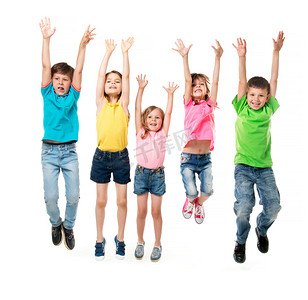 哈哈大笑卡通人物摄影照片_漂亮的孩子们穿着五颜六色的衣服一起跳