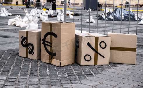 罗马尼锡比乌中心带有欧元和美元符号的卡通盒