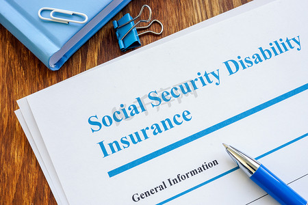 社会保障残疾保险 SSDI 申请表和笔。