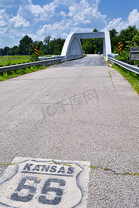 堪萨斯州的彩虹曲线桥。