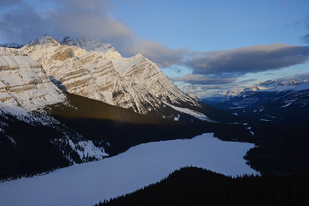 冬天的大山摄影照片_冬天的加拿大落基山脉
