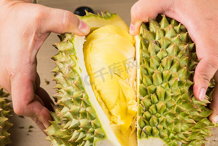 Durian mon thong is king of fruits 榴莲和榴莲去皮水果