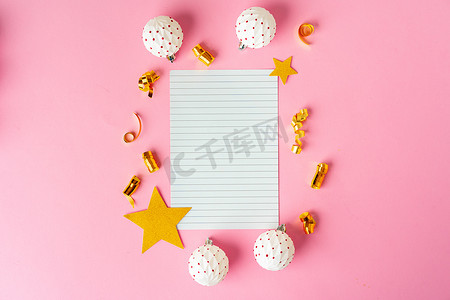 张空白的纸与金色的装饰星星。