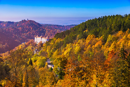 卡利法摄影照片_捷克共和国卡罗维发利 (卡尔斯巴德) 老城的秋景