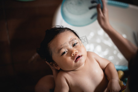 宝宝浴室摄影照片_可爱的宝宝和妈妈一起洗澡