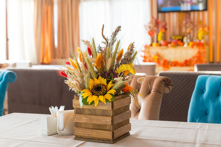 我理想中的摄影照片_秋天和秋天桌上的花卉布置-感恩节假期的理想选择。秋天一束美丽的花朵，木盒里的南瓜。
