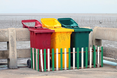 垃圾桶分类垃圾桶摄影照片_垃圾桶、垃圾桶、垃圾海滩、桶塑料桶分类垃圾、回收