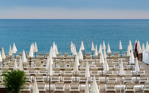 戛纳 - 沙滩上的白色遮阳伞