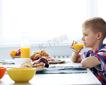 杯果汁摄影照片_可爱的男孩与一杯果汁