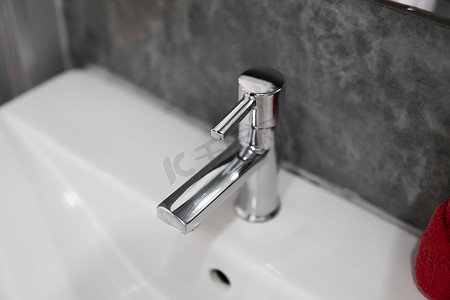 带洗手盆水槽的现代不锈钢水龙头。