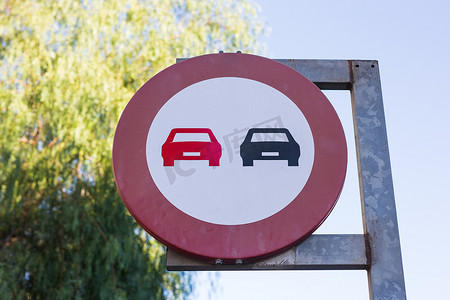 超车规范摄影照片_西班牙高速公路上没有超车标志。