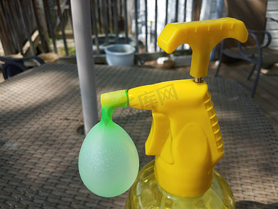 装满绿色水气球的黄色塑料饮水机