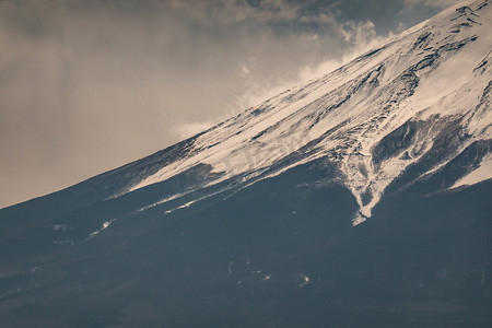 富士摄影照片_富士山顶的特写，顶上有积雪，有 co