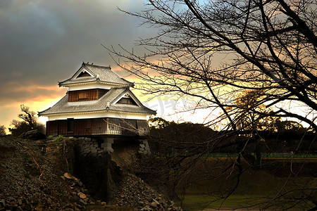 熊本 — 12 月 16 日：日本山顶熊本城堡的景观