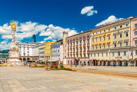 林茨 — 2020年6月，奥地利：林茨主广场的景色，拥有传统建筑风格的彩色建筑