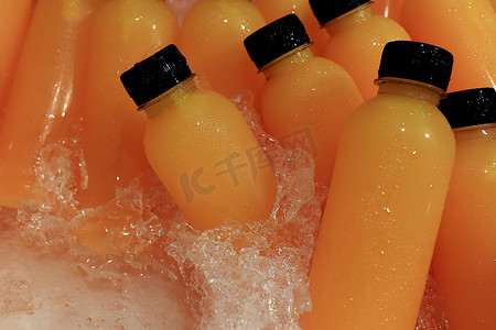 市场街头食品的瓶装冰柜中新鲜橙汁（选择性焦点）