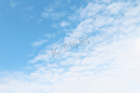 晴朗天空背景摄影照片_天空背景，天空晴朗，天蓝色美丽的背景，天空有云