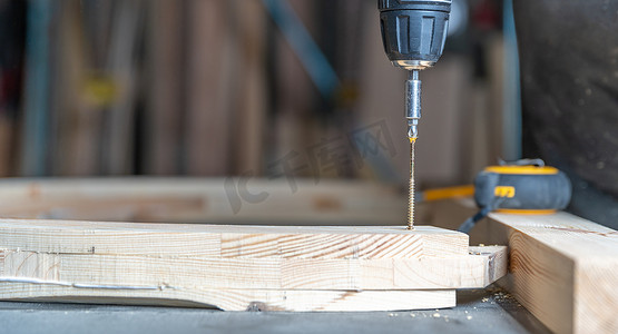 使用电钻头在细木工中拧紧木制家具