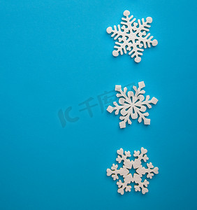 圣诞假期作文，蓝色海蓝宝石背景上的顶视图白色雪花装饰，带有文本复制空间。