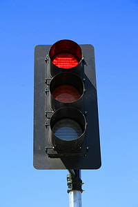 交通灯红灯摄影照片_交通灯显示红灯