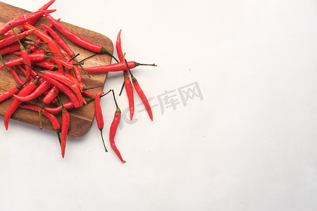 白色砧板上红辣椒的顶视图