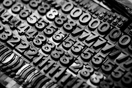 老式活版字母表和数字背景