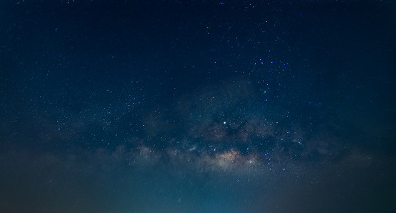 夜晚道路摄影照片_夜晚的银河背景天空