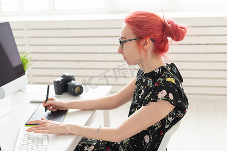 插画家、平面设计师、动画师和艺术家概念 — 拥有漂亮红发和眼镜的创作女性在笔记本电脑上绘图