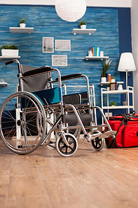空荡荡的客厅，里面没有人，在医院康复红袋旁边有医疗轮椅