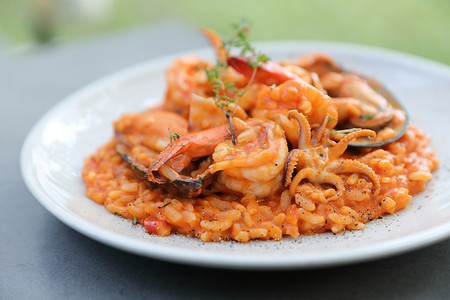 海鲜烩饭配贻贝虾和鱿鱼，意大利菜